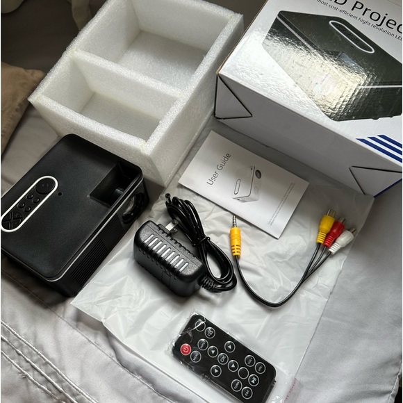 Mini portable LED/LCD projector 1080 P Brand new in box with everything - Picture 4 of 16